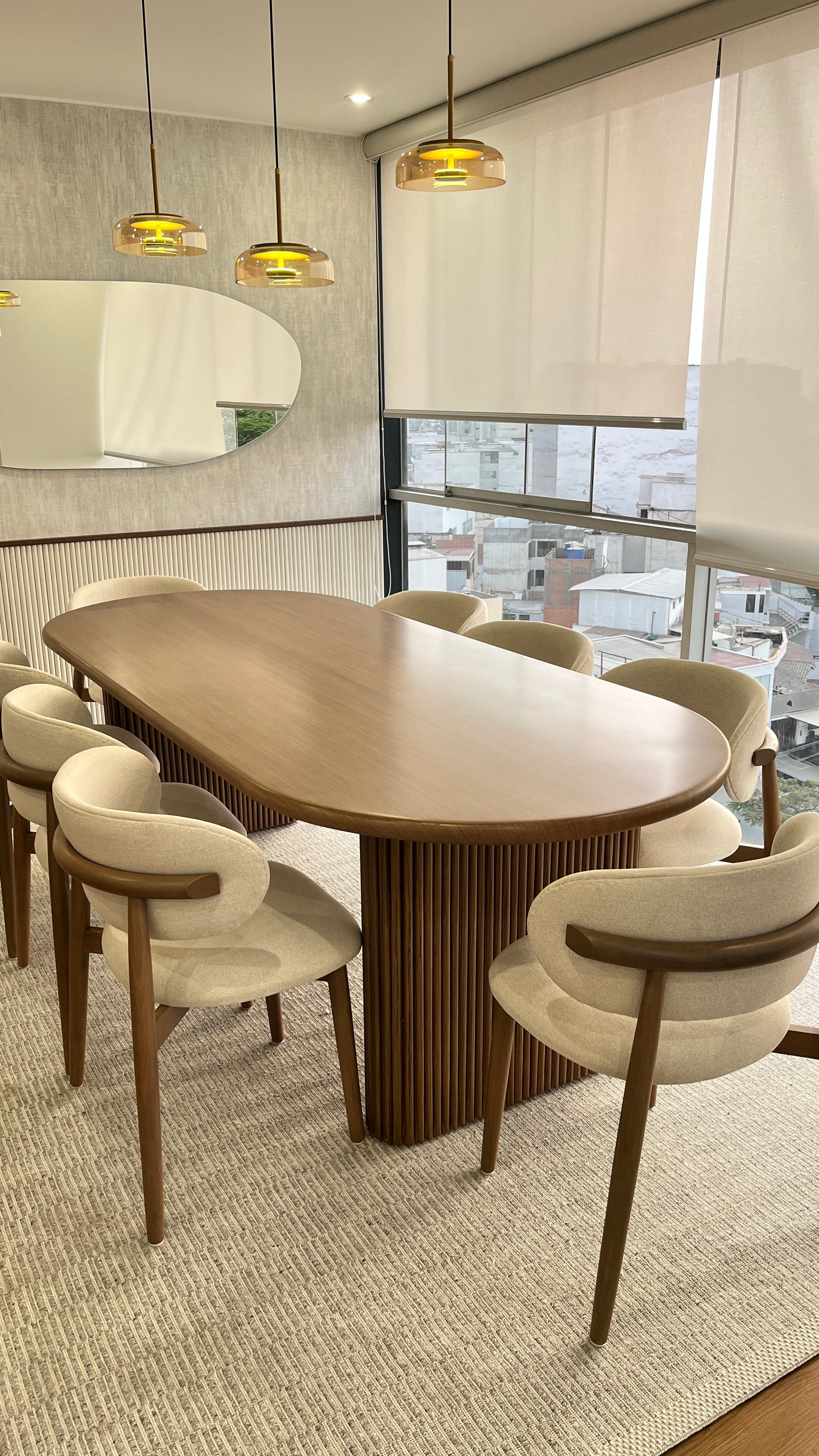 Silla Norman de madera cachimbo con tela beige