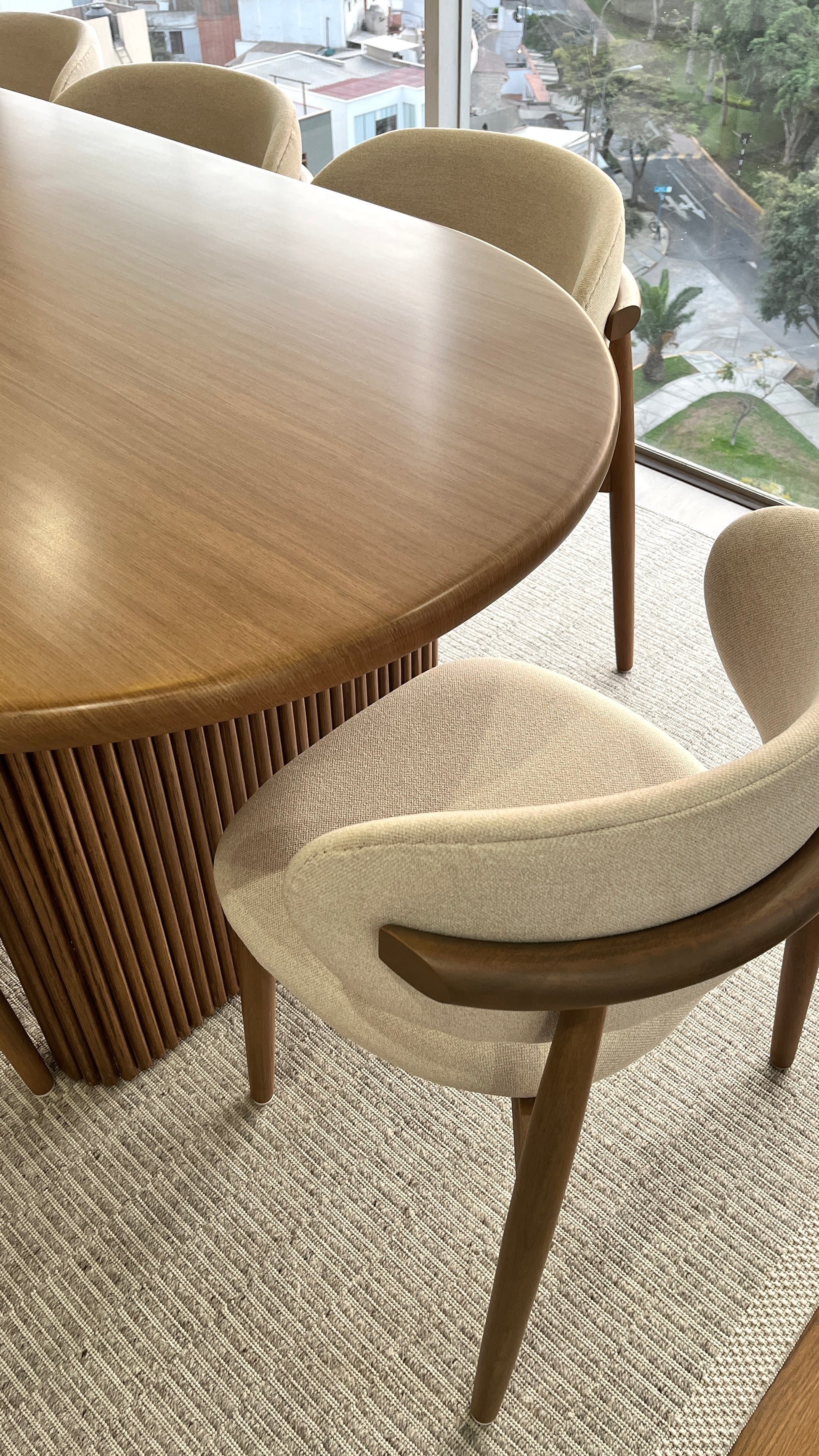 Silla Norman de madera cachimbo con tela beige