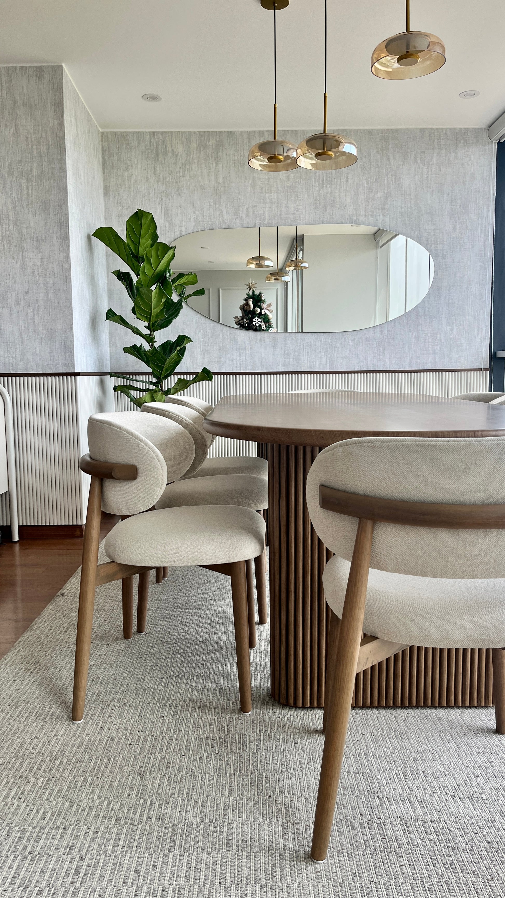 Silla Norman de madera cachimbo con tela beige