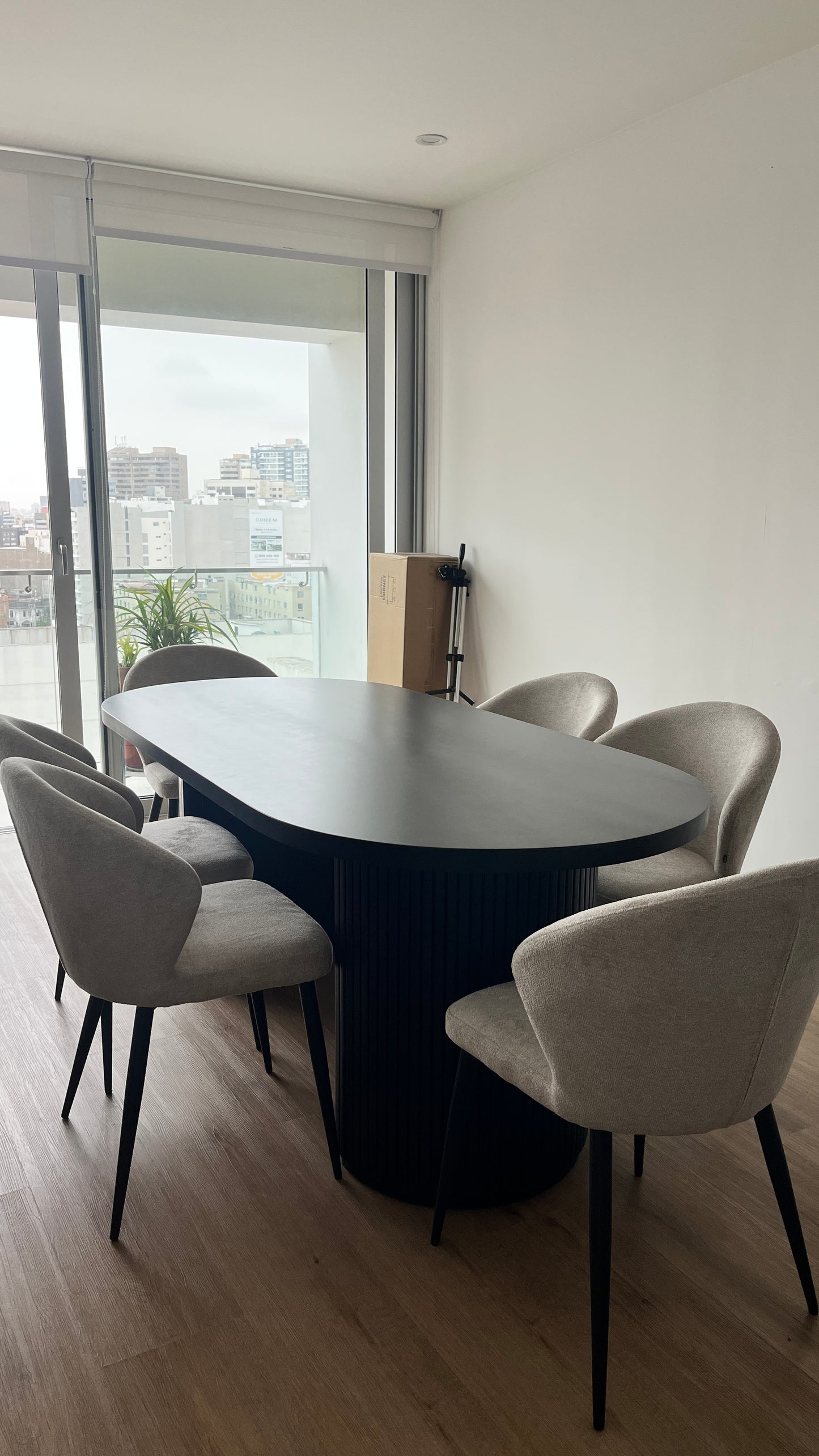 Mesa Bela con tablero chapado en madera álamo negro