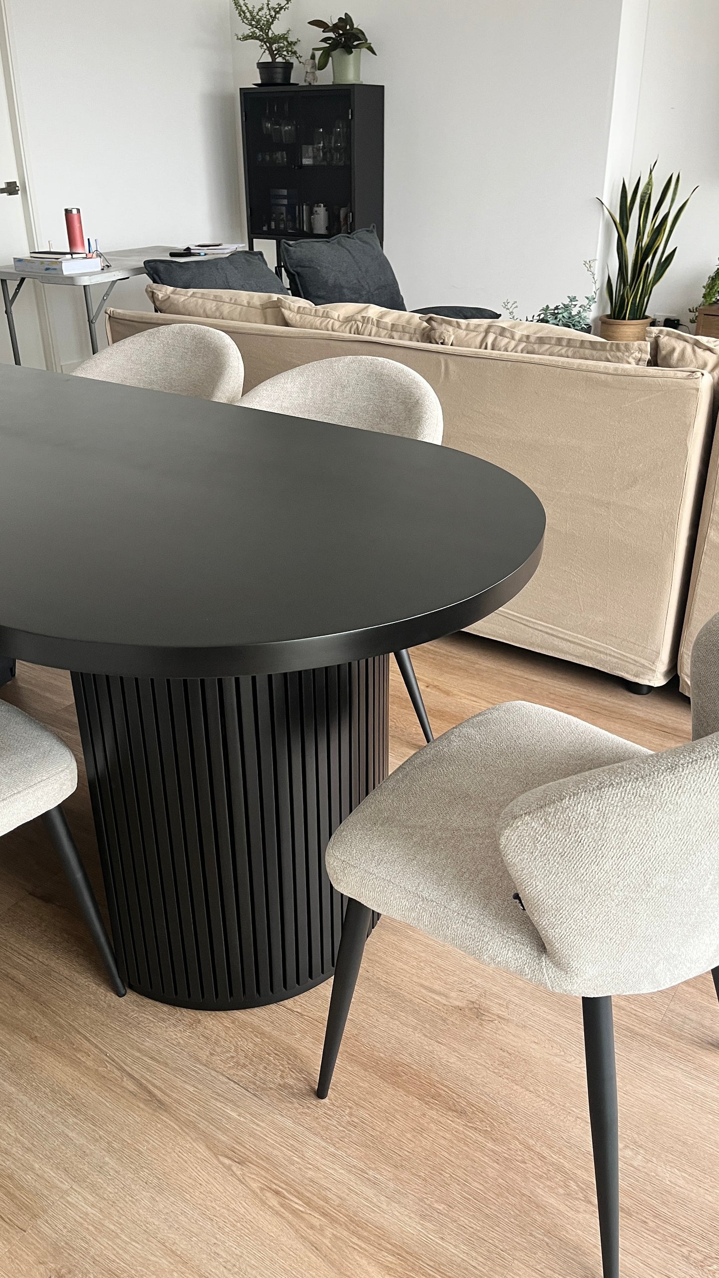 Mesa Bela con tablero chapado en madera álamo negro