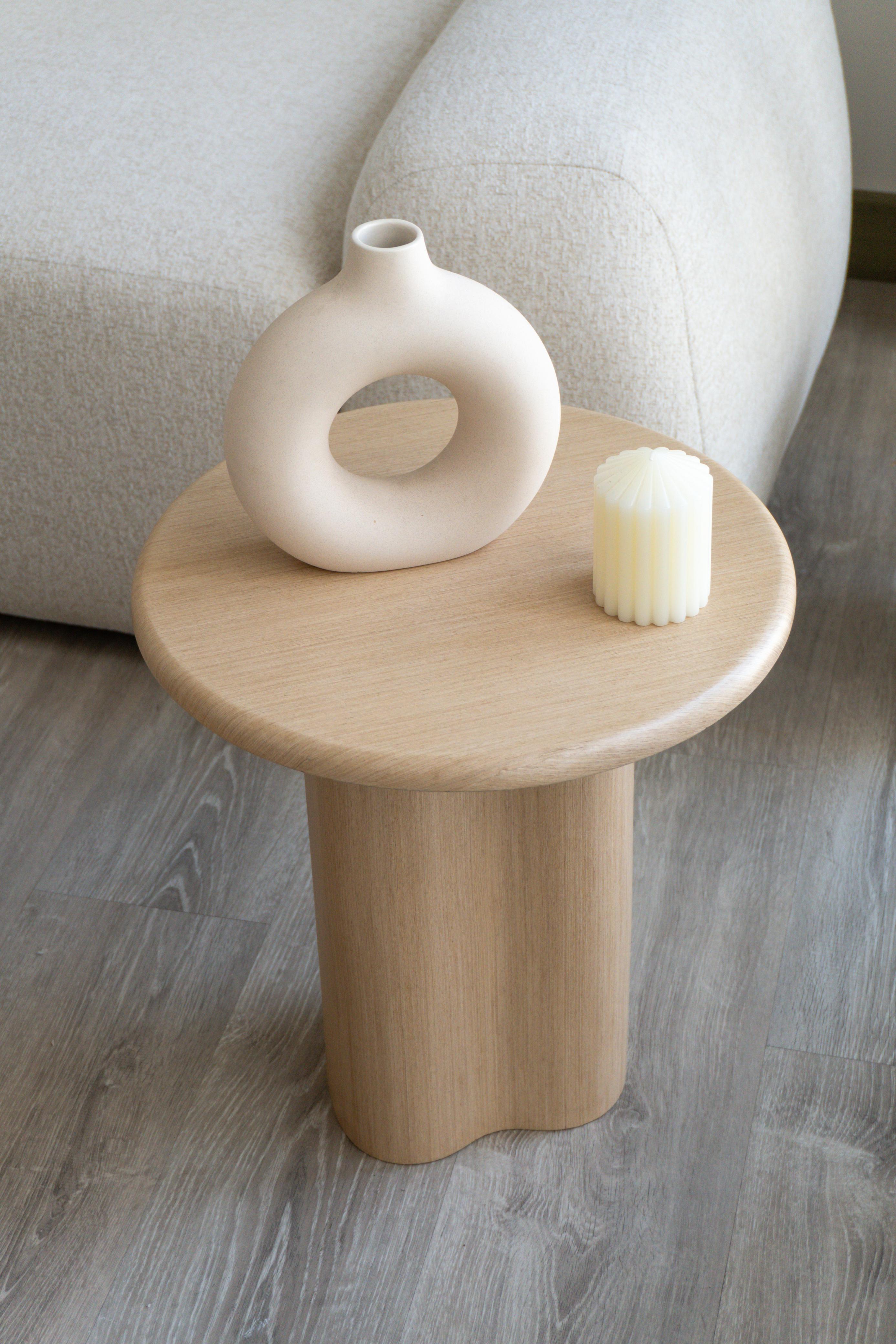 Mesa auxiliar Essi chapado en madera roble blanco