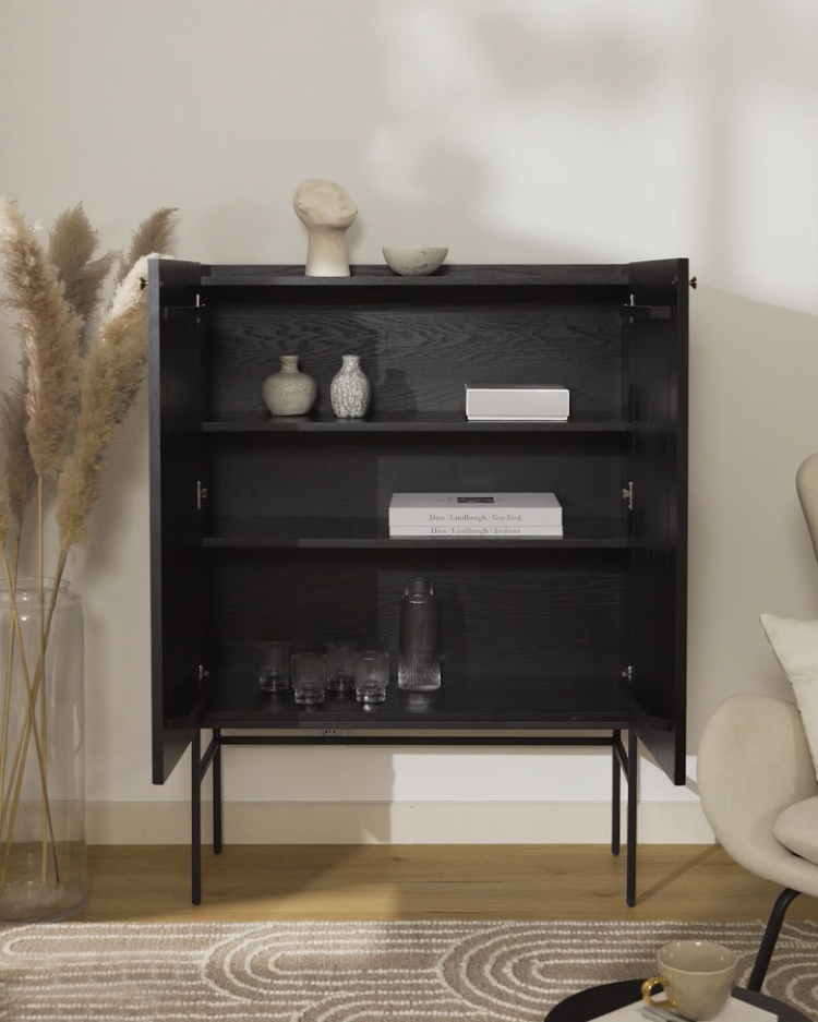 Aparador Effie de melamina roble negro con 2 puertas ranurada