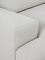 Sofá chaise lounge Charlot beige claro con patas metálica