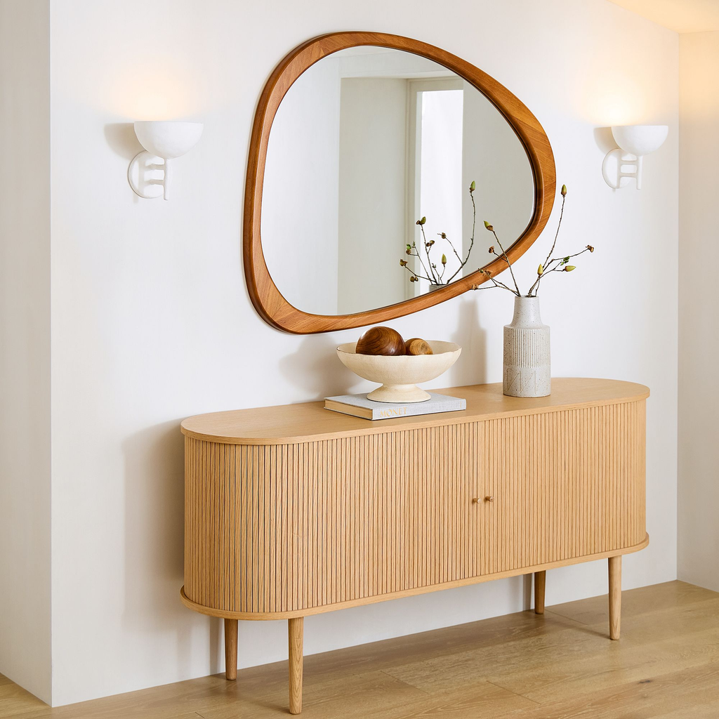 Espejo asimétrico Lyon de madera maciza con acabado natural
