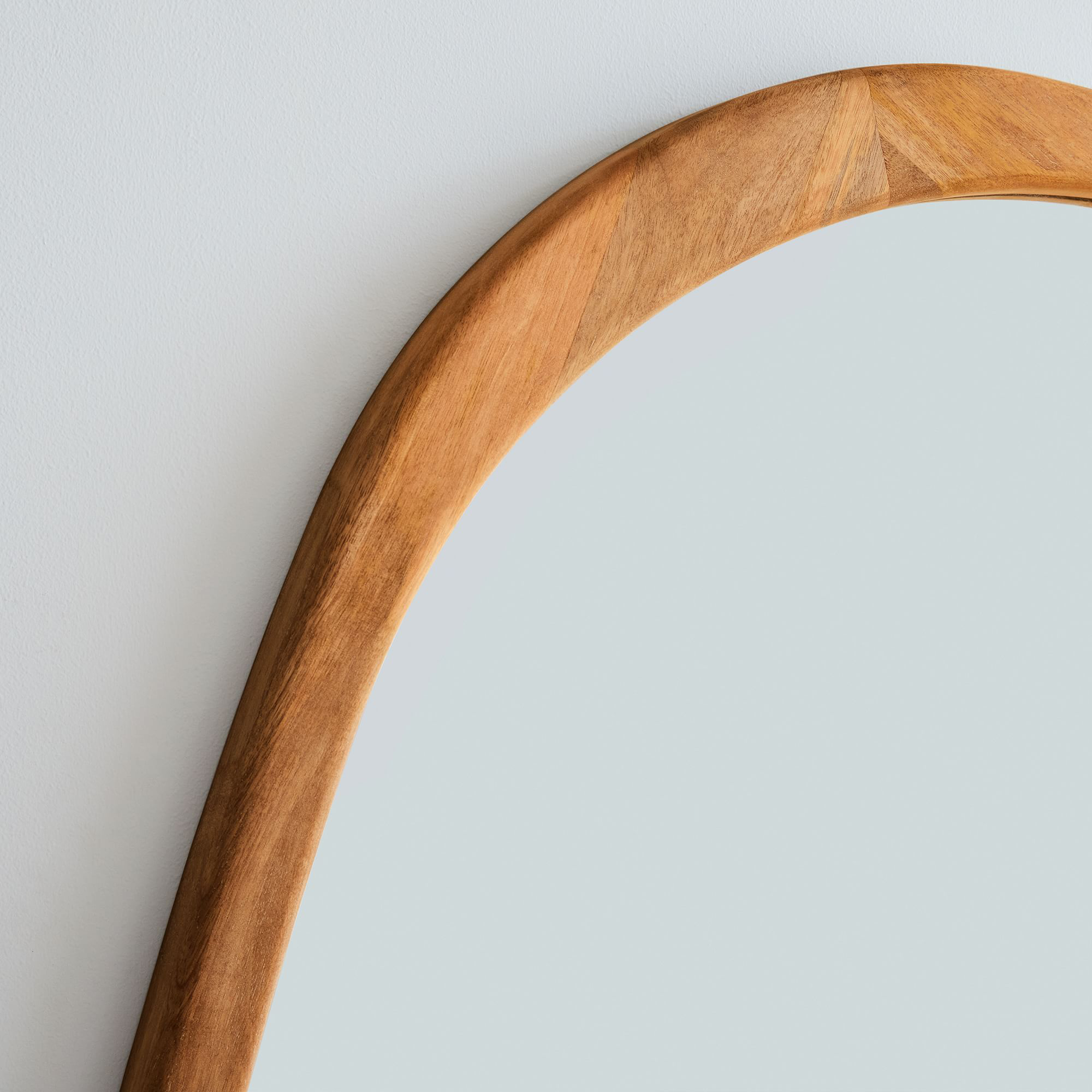 Espejo asimétrico Lyon de madera maciza con acabado natural