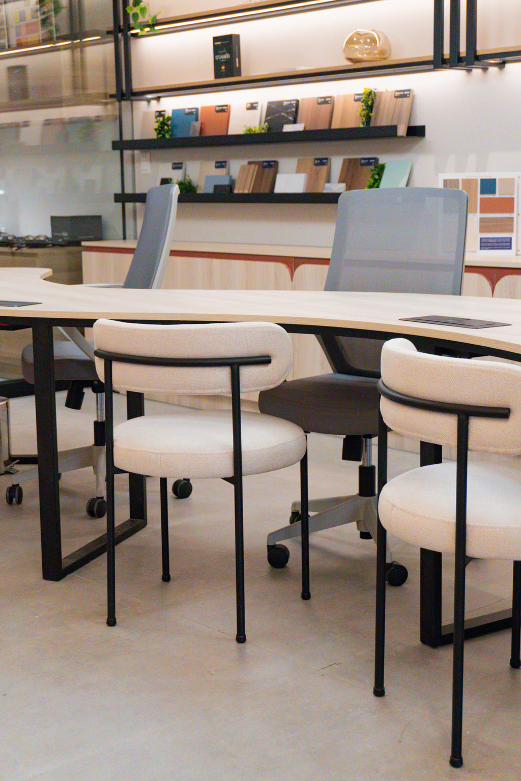 Silla Louis boucle con estructura metálica negro