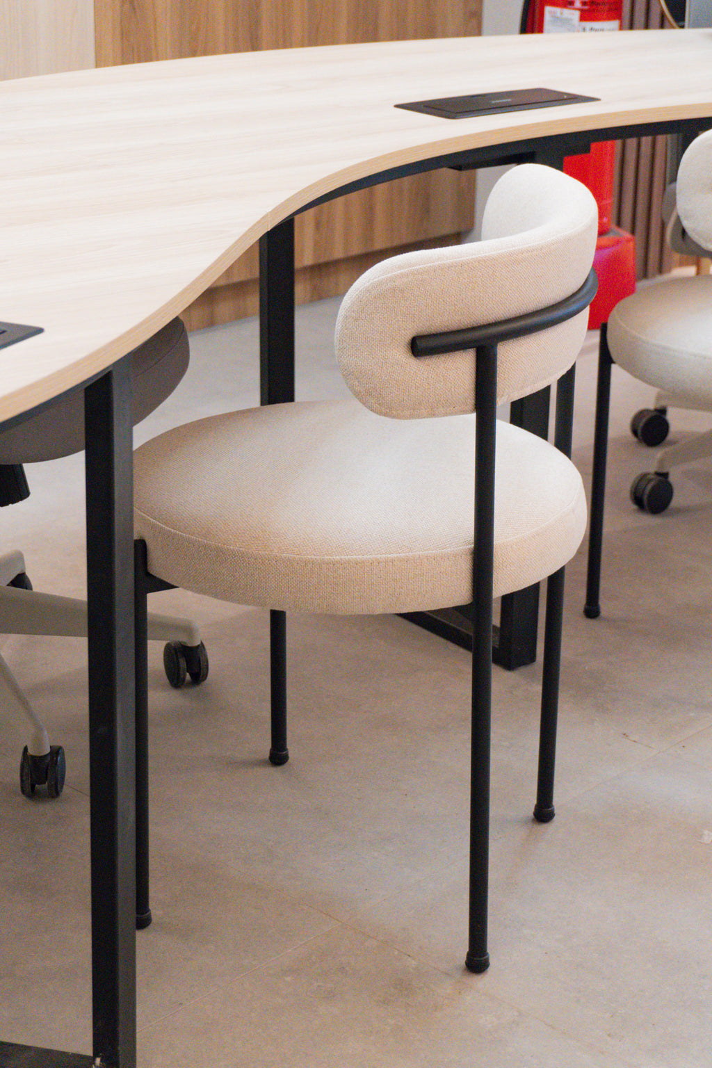 Silla Louis boucle con estructura metálica negro
