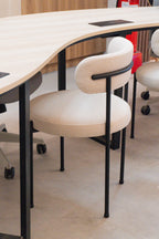 Silla Louis boucle con estructura metálica negro