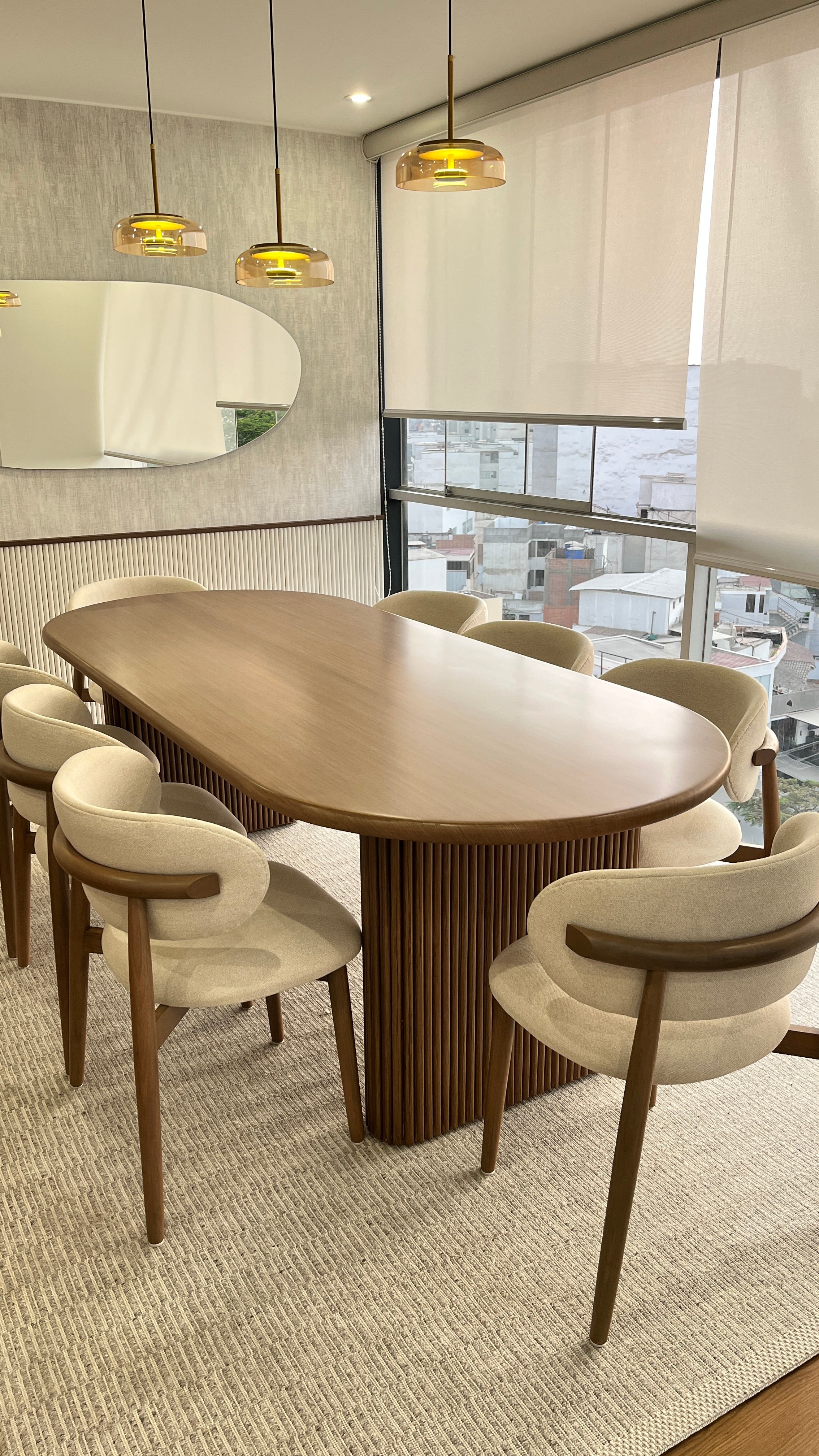 Silla Norman de madera cachimbo con tela beige