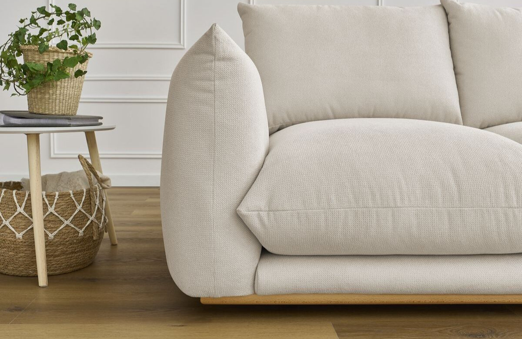 Sofá Nicola beige con patas madera (3 plazas)