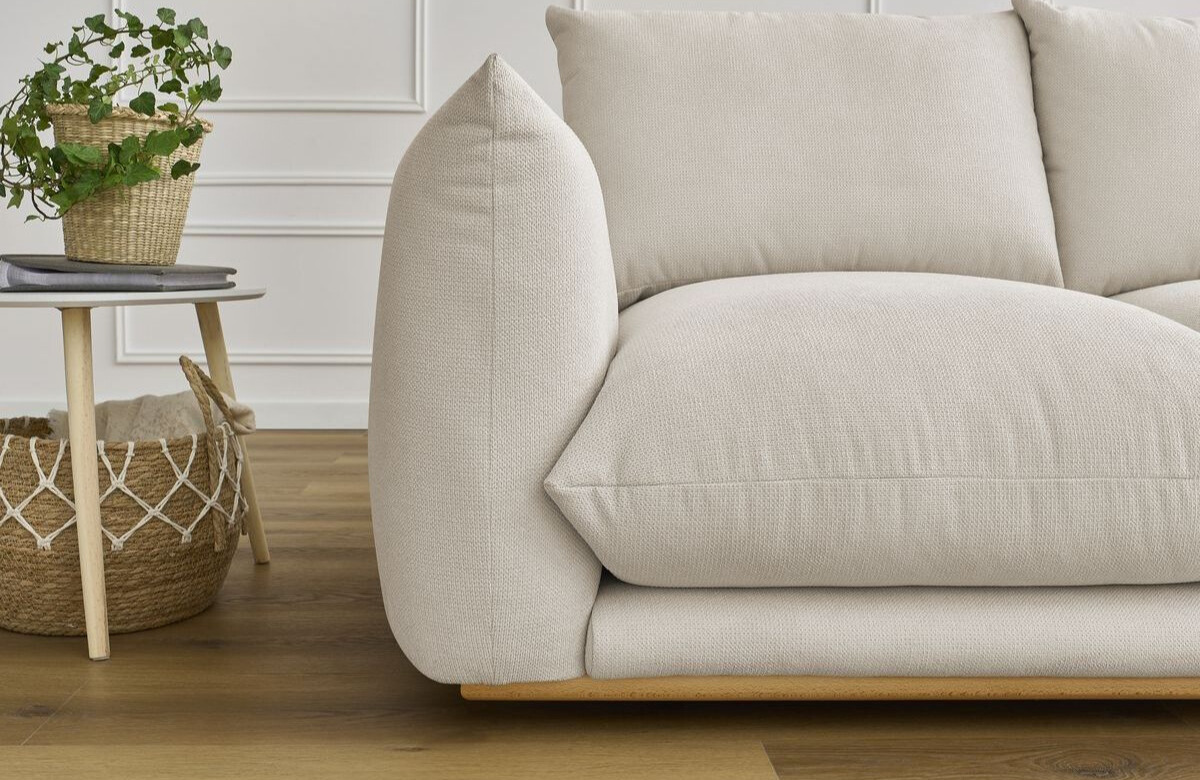 Sofá Nicola beige con patas madera (3 plazas)