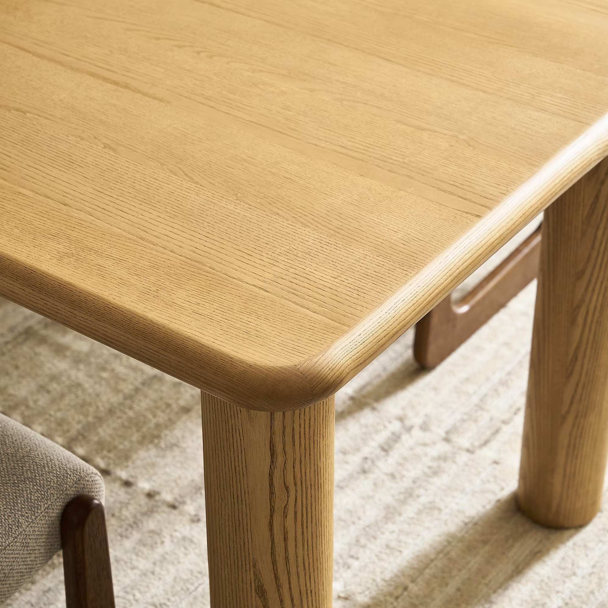 Mesa de comedor Runa enchapada en fresno natural de 160x90 cm