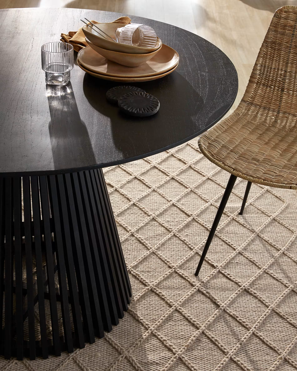 Mesa redonda Sevilla chapado madera álamo negro
