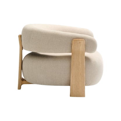 Butaca Sean de chenille beige de madera maciza con chapa de fresno