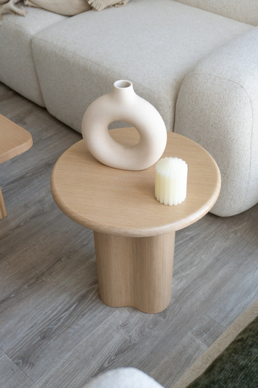 Mesa auxiliar Essi chapado en madera roble blanco
