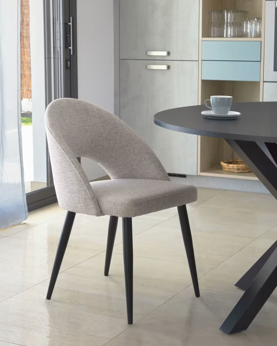Silla Morgan beige y patas de madera negro