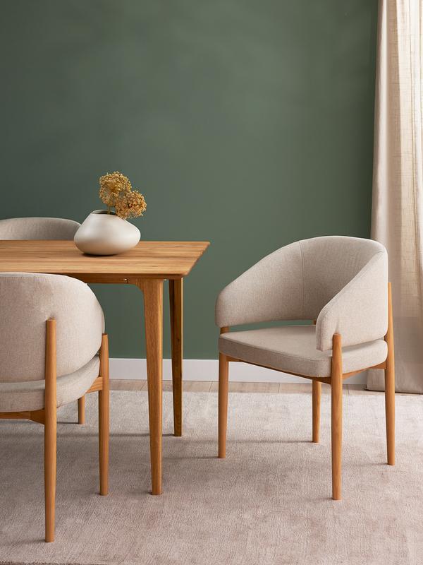 Silla Kara beige con patas de madera maciza