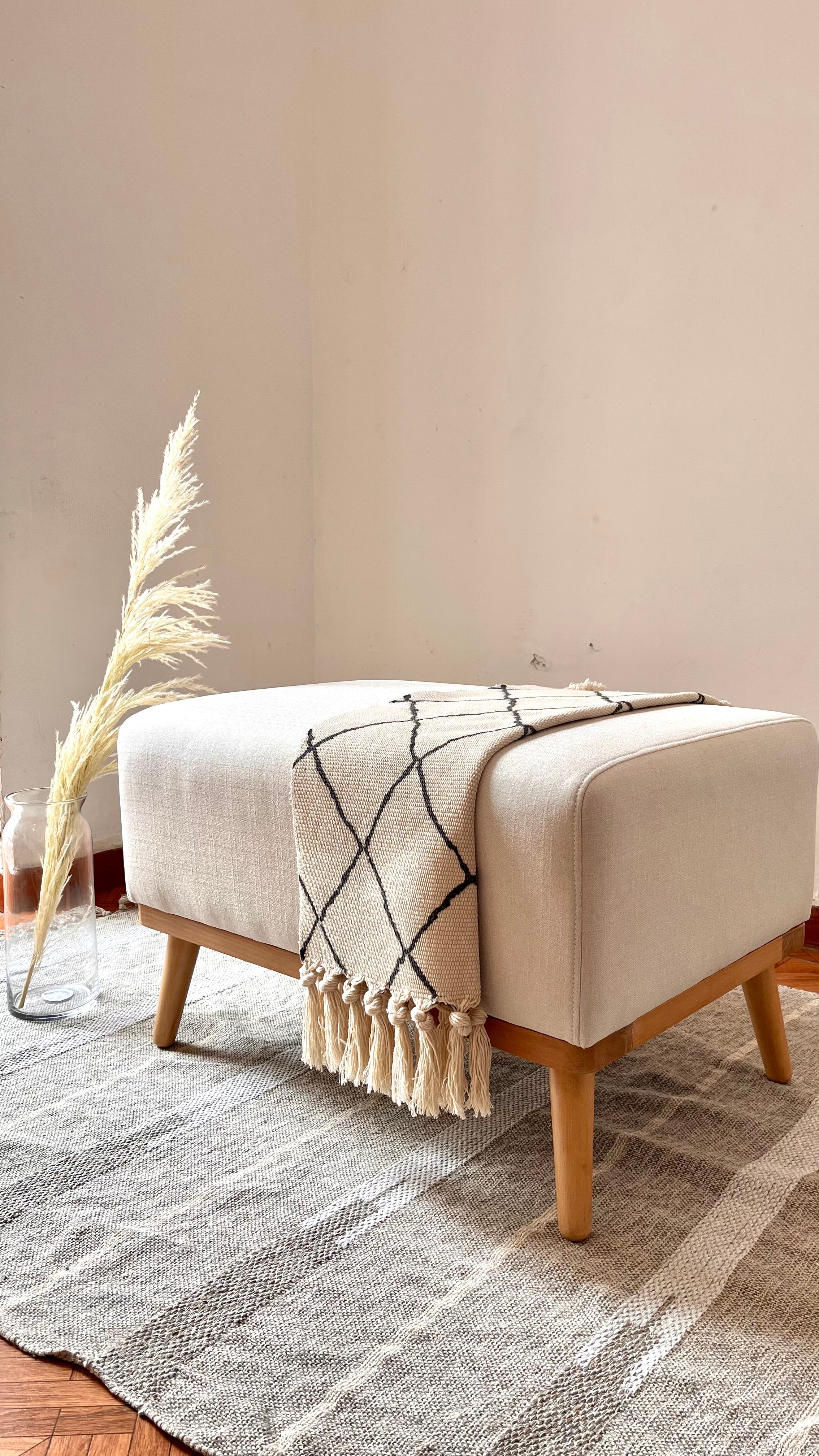 Banqueta Melva gris con de patas madera maciza