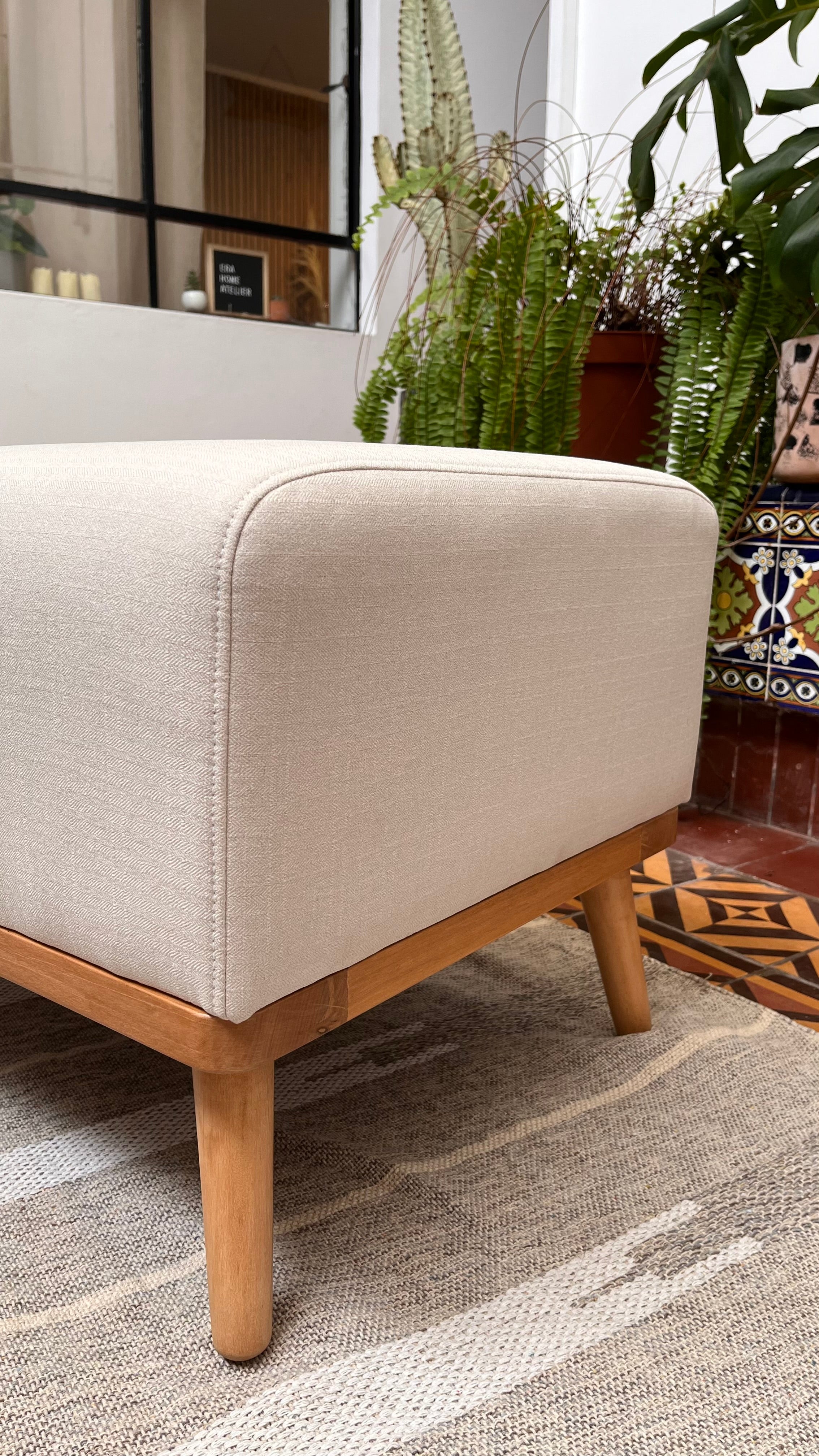 Banqueta Melva gris con de patas madera maciza