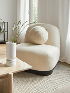Butaca Barrel beige con zócalo madera negro