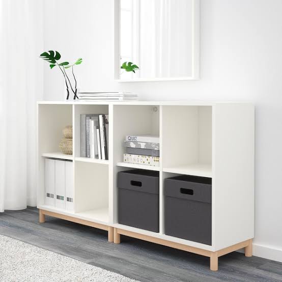 Bookcase Boho blanco de melamina con patas madera maciza
